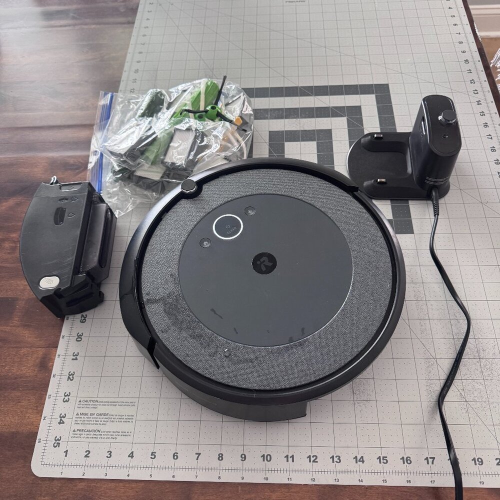 Roomba i3 - iRobot Roomba i3 Robot Vacuum – Excellent Condition